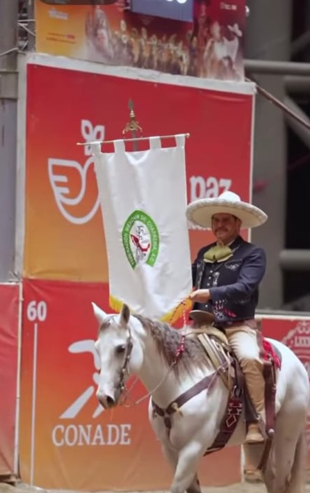Abandera Juan Espinoza a Asociación de Charros