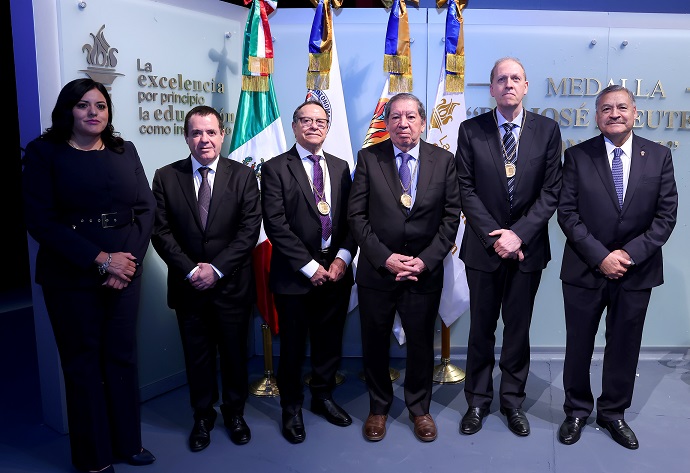Entrega la UANL la medalla “Dr. José Eleuterio González”