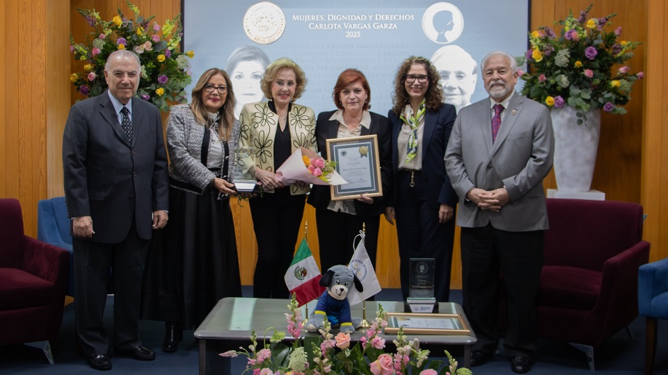 En la foto, con Angélica Elizondo, aparece Carlota Vargas Garza (con el ramo de flores), cuyo reconocimiento lleva su nombre.
