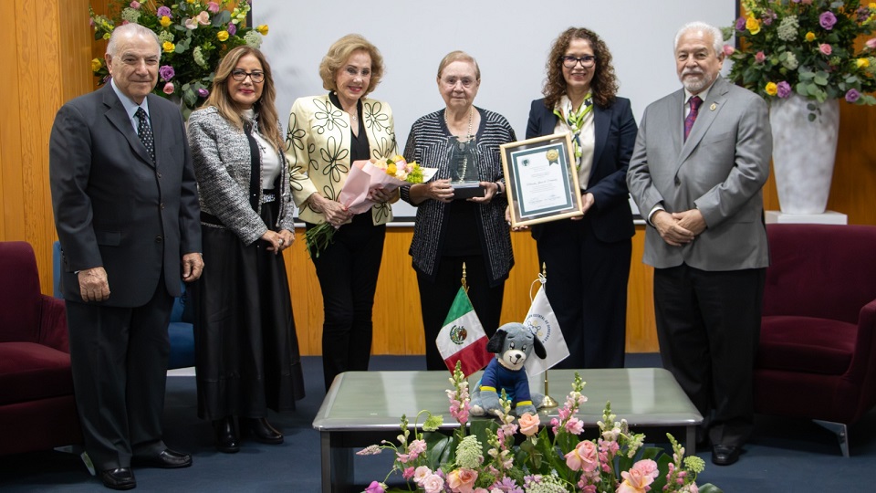 Recononocimiento a Mercedes Jaime de Fernández.