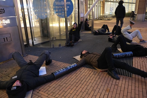 Activistas de Igualdad Animal se encadenan a empresa internacional en Países Bajos