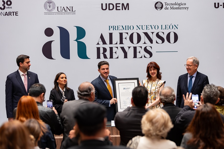 Entregan Premio Nuevo León “Alfonso Reyes” a la escritora Irene Vallejo