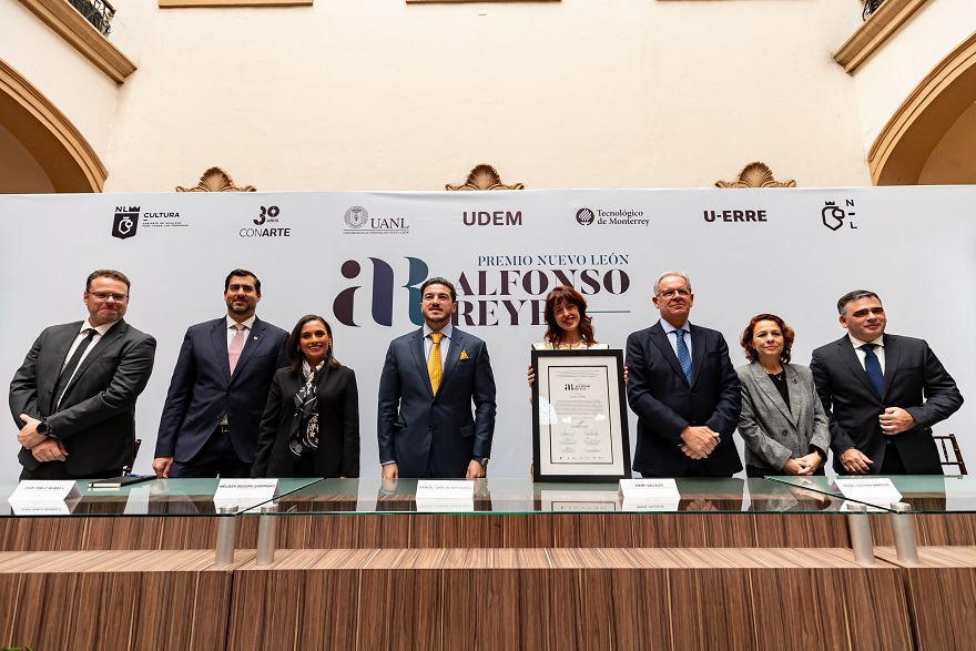 La escritora española recibió el Premio en Palacio de Gobierno de NL.