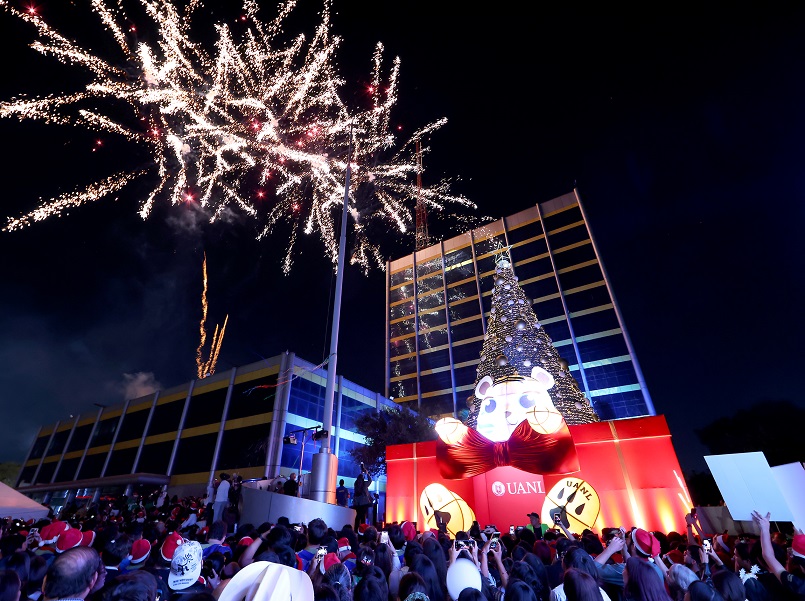 Encienden el pino navideño en la UANL