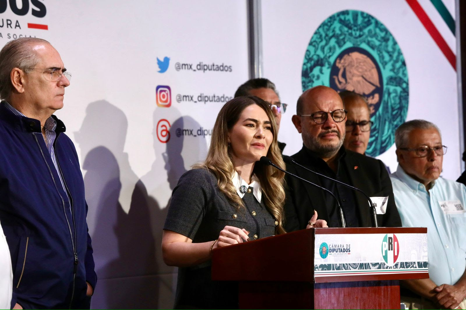 Denuncian que Pemex deja fuera de alza salarial a empleados de confianza y jubilados