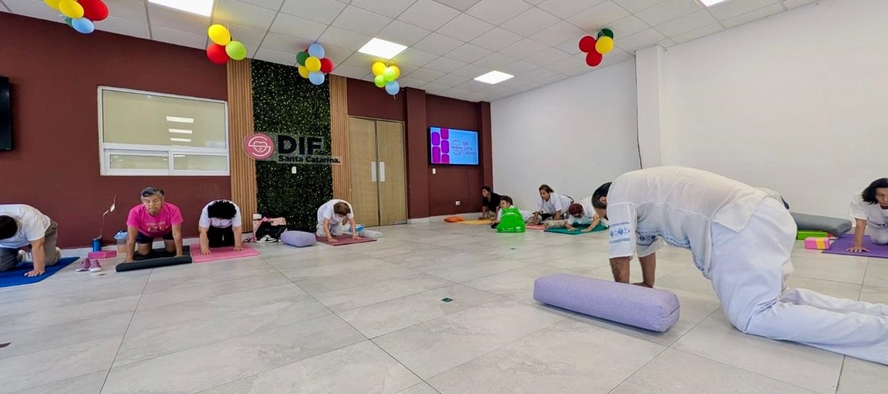 Acuden adultos mayores a clases de yoga en el DIF de Santa Catarina