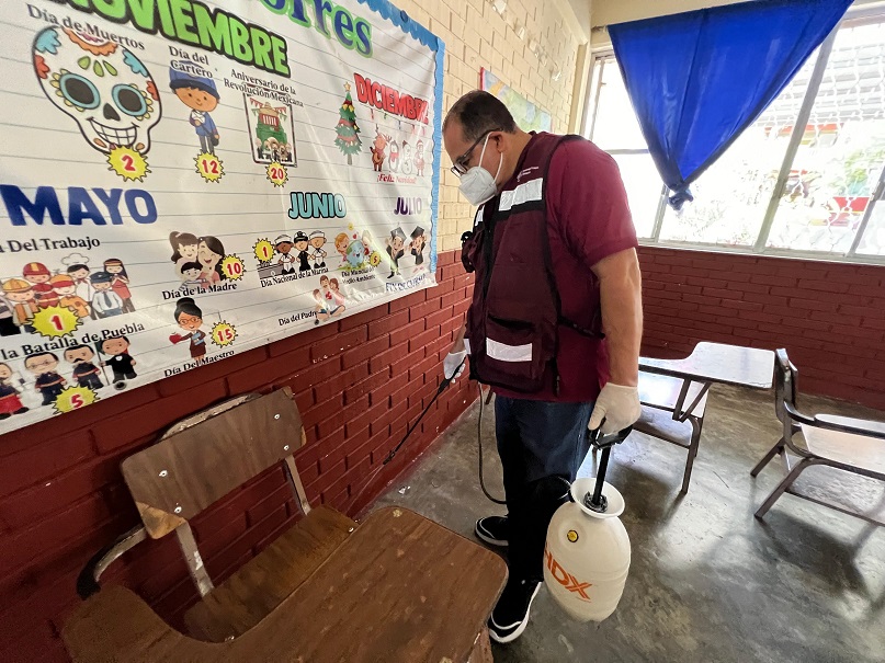 Fumigan planteles educativos en Santa Catarina